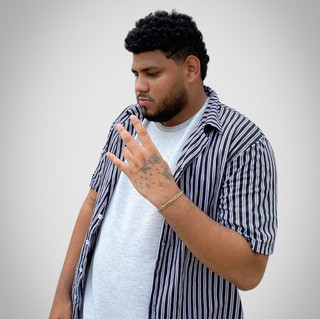 Cantante de soul contemporáneo con estilo elegante y expresión artística profunda en estudio profesional
